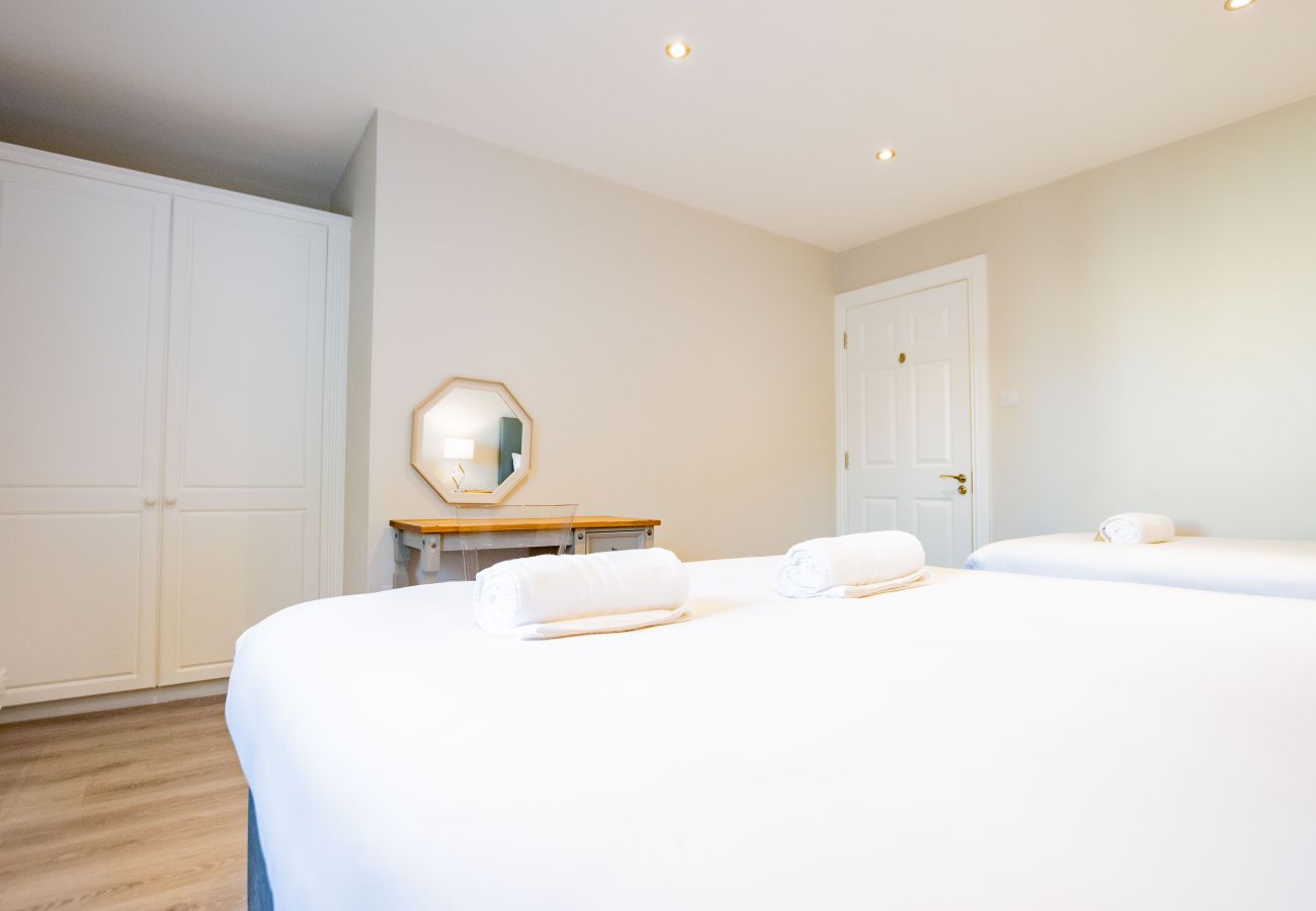 Apartment in Galway City - Stylish Harbour View Apartment in a Private Building. Family Friendly