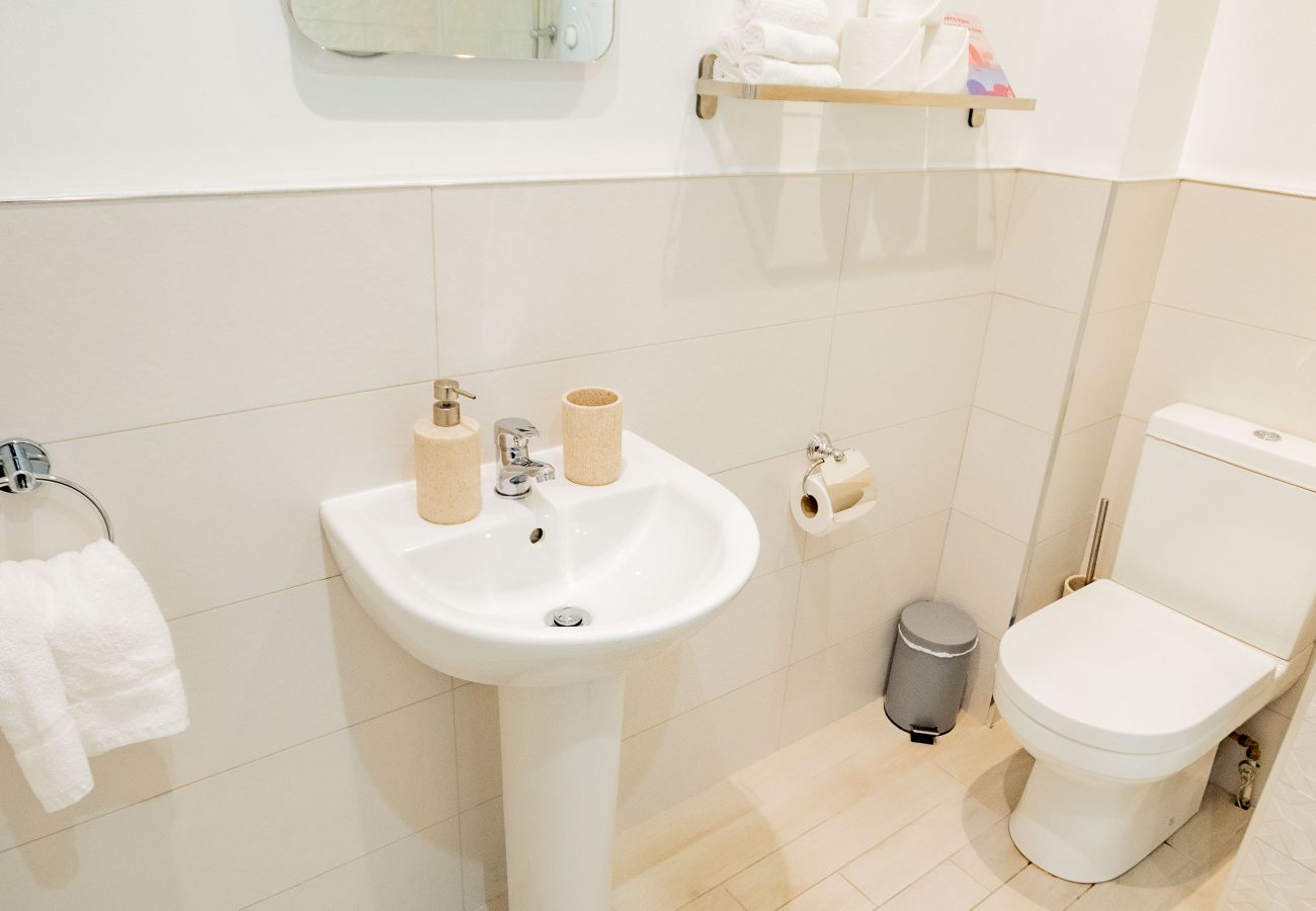 Apartment in Galway City - Stylish Harbour View Apartment in a Private Building. Family Friendly