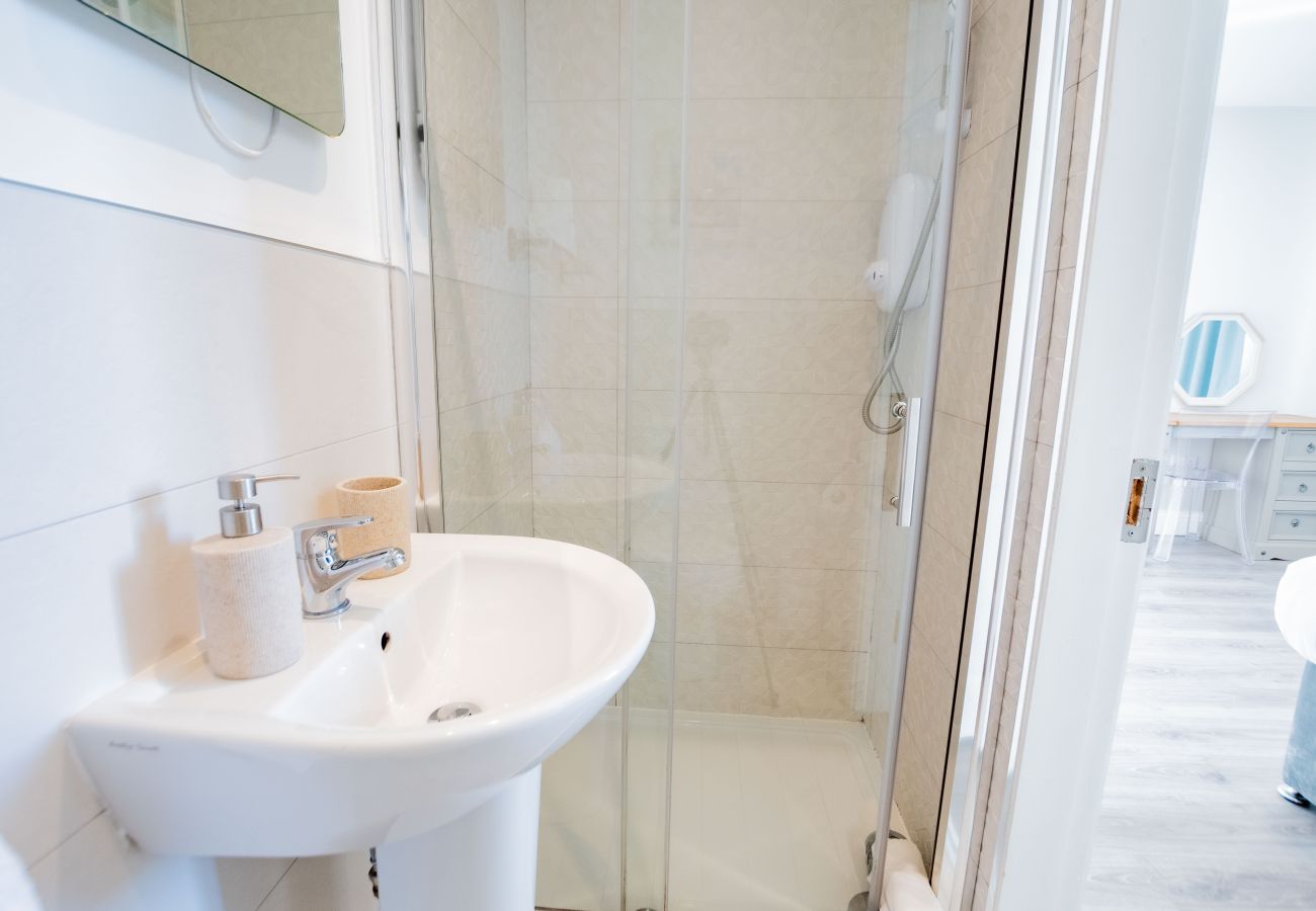 Apartment in Galway City - Stylish Harbour View Apartment in a Private Building. Family Friendly