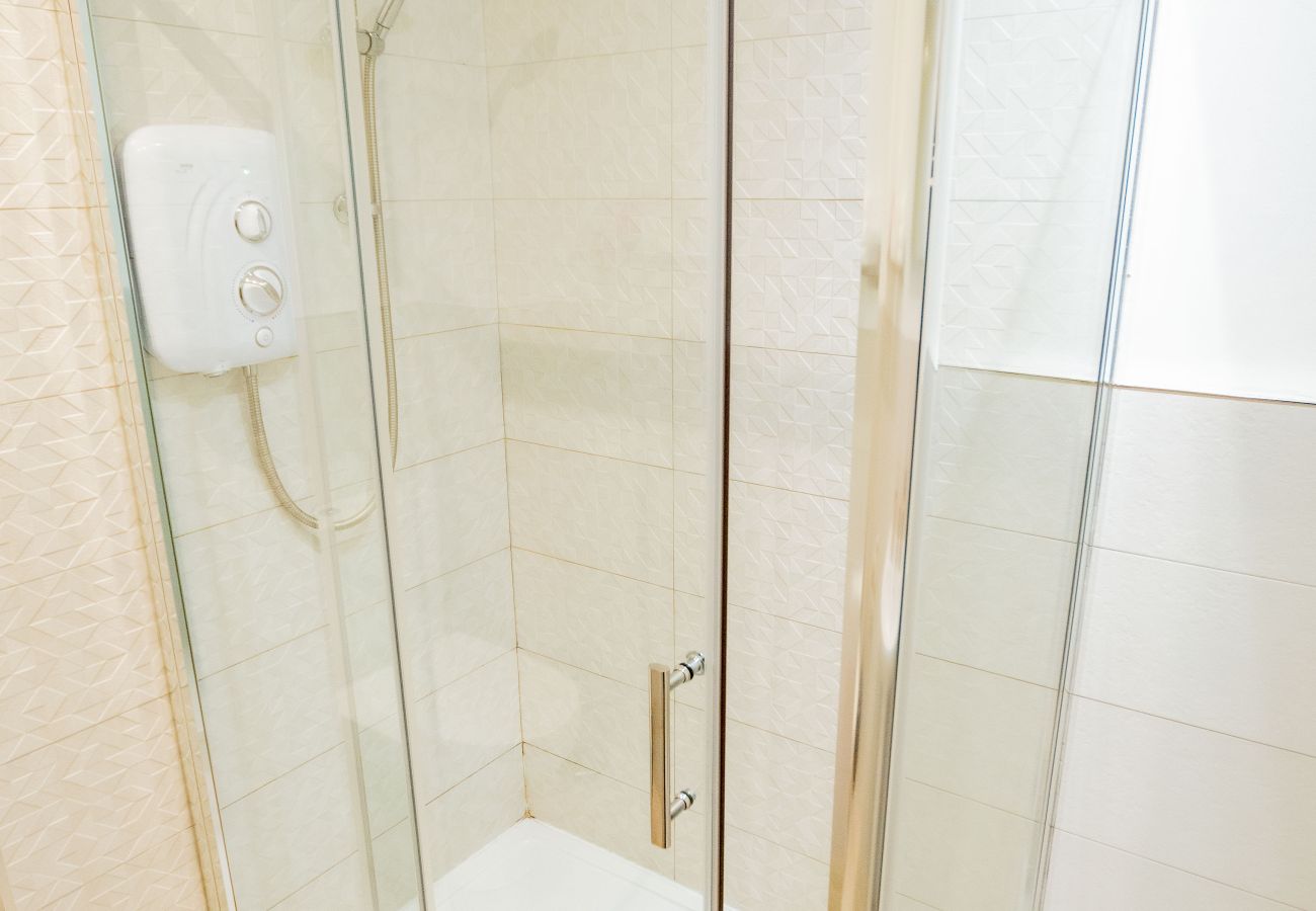 Apartment in Galway City - Stylish Harbour View Apartment in a Private Building. Family Friendly