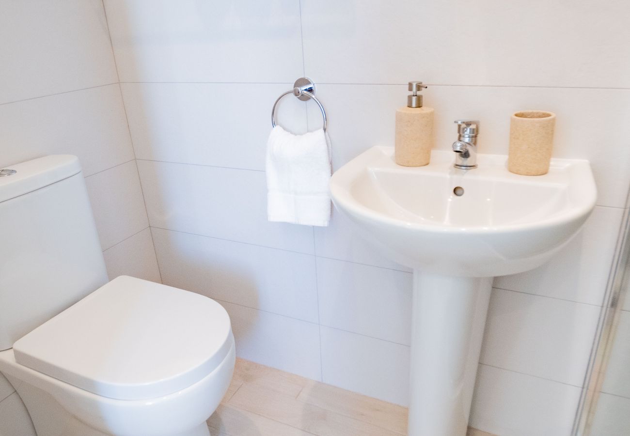 Apartment in Galway City - Stylish Harbour View Apartment in a Private Building. Family Friendly