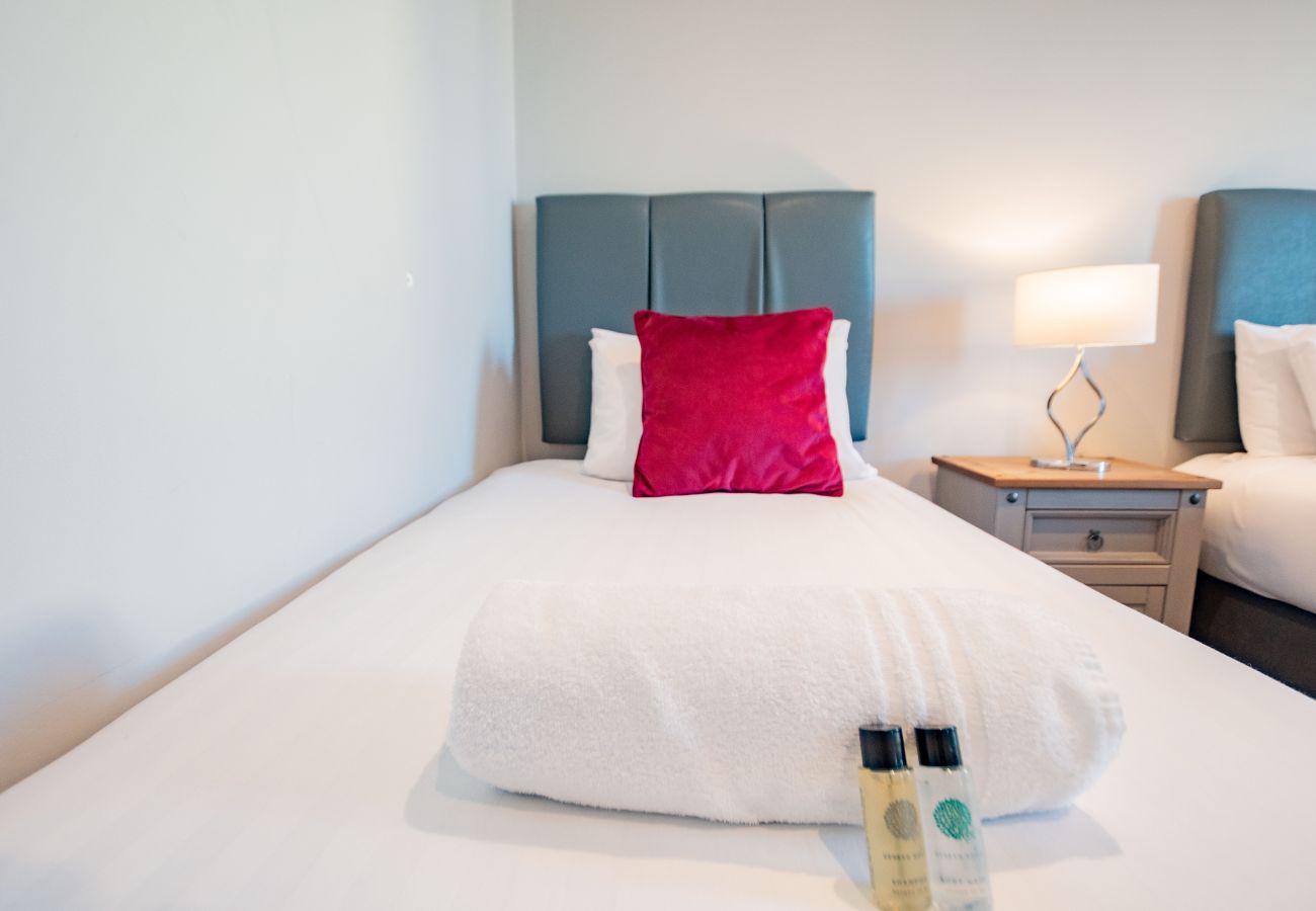 Apartment in Galway City - Stylish Harbour View Apartment in a Private Building. Family Friendly