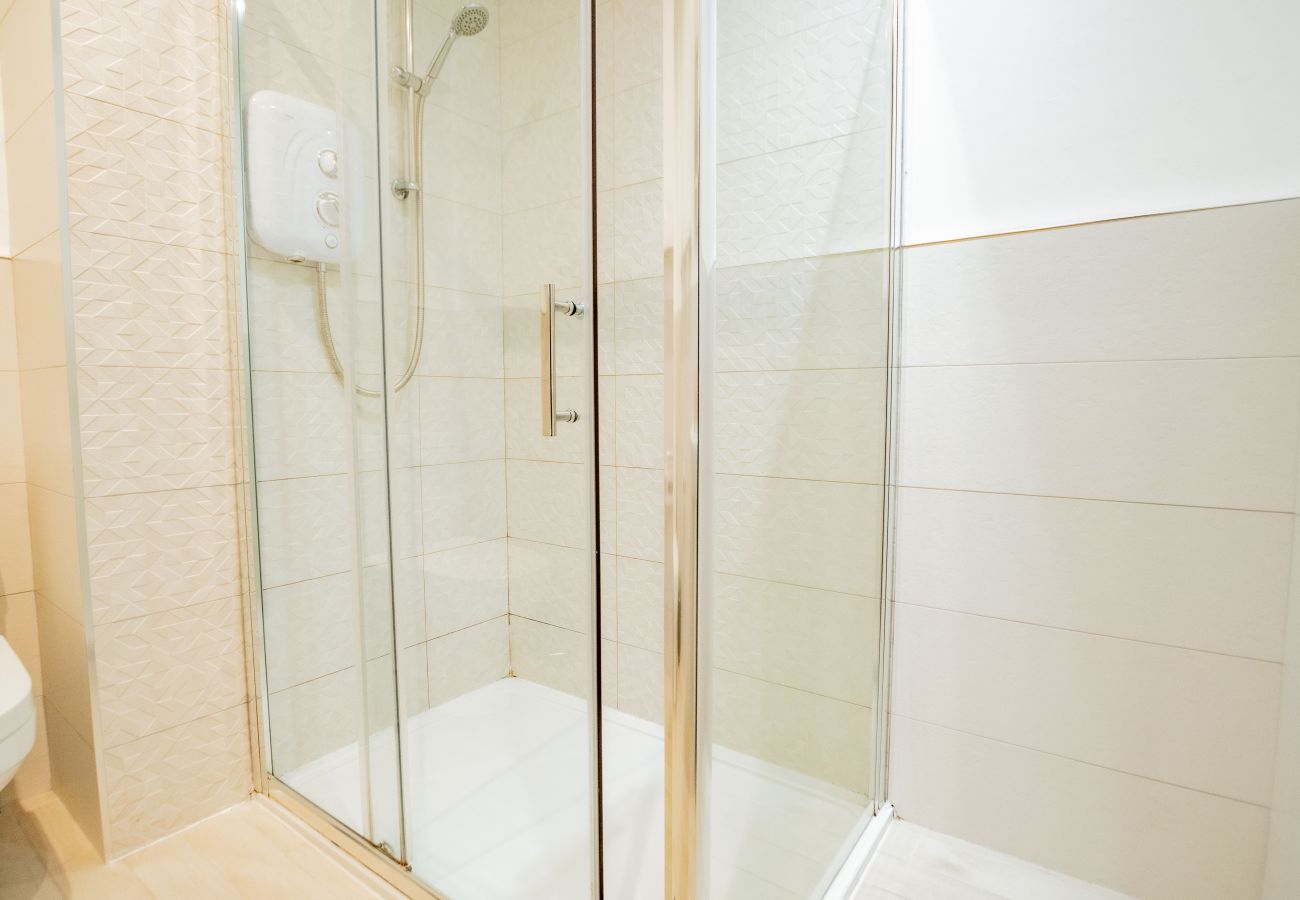 Apartment in Galway City - Stylish Harbour View Apartment in a Private Building. Family Friendly