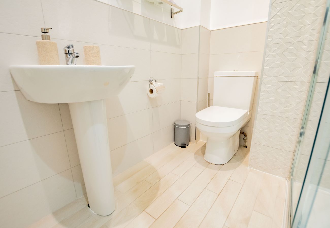 Apartment in Galway City - Stylish Harbour View Apartment in a Private Building. Family Friendly