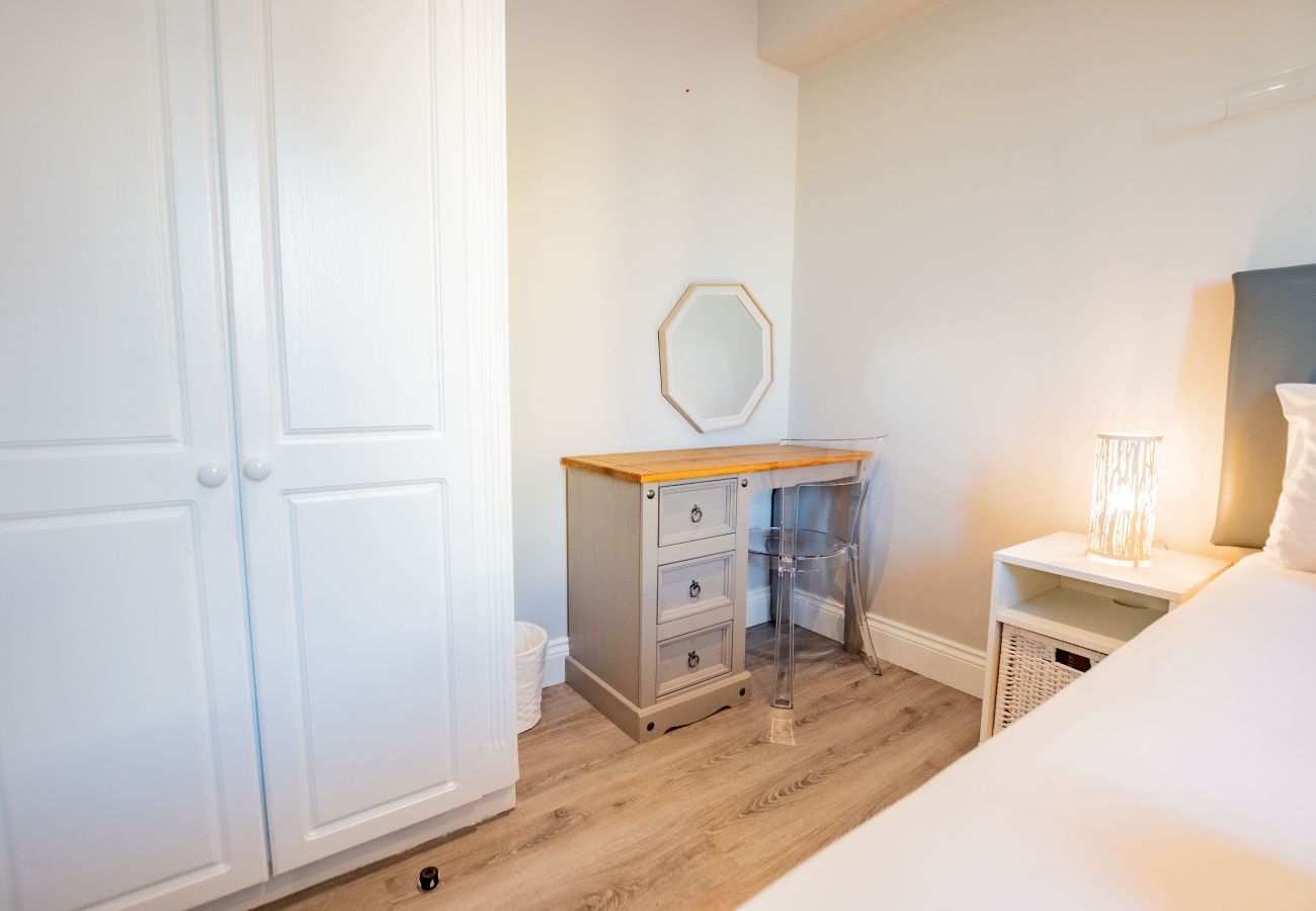 Apartment in Galway City - Stylish Harbour View Apartment in a Private Building. Family Friendly