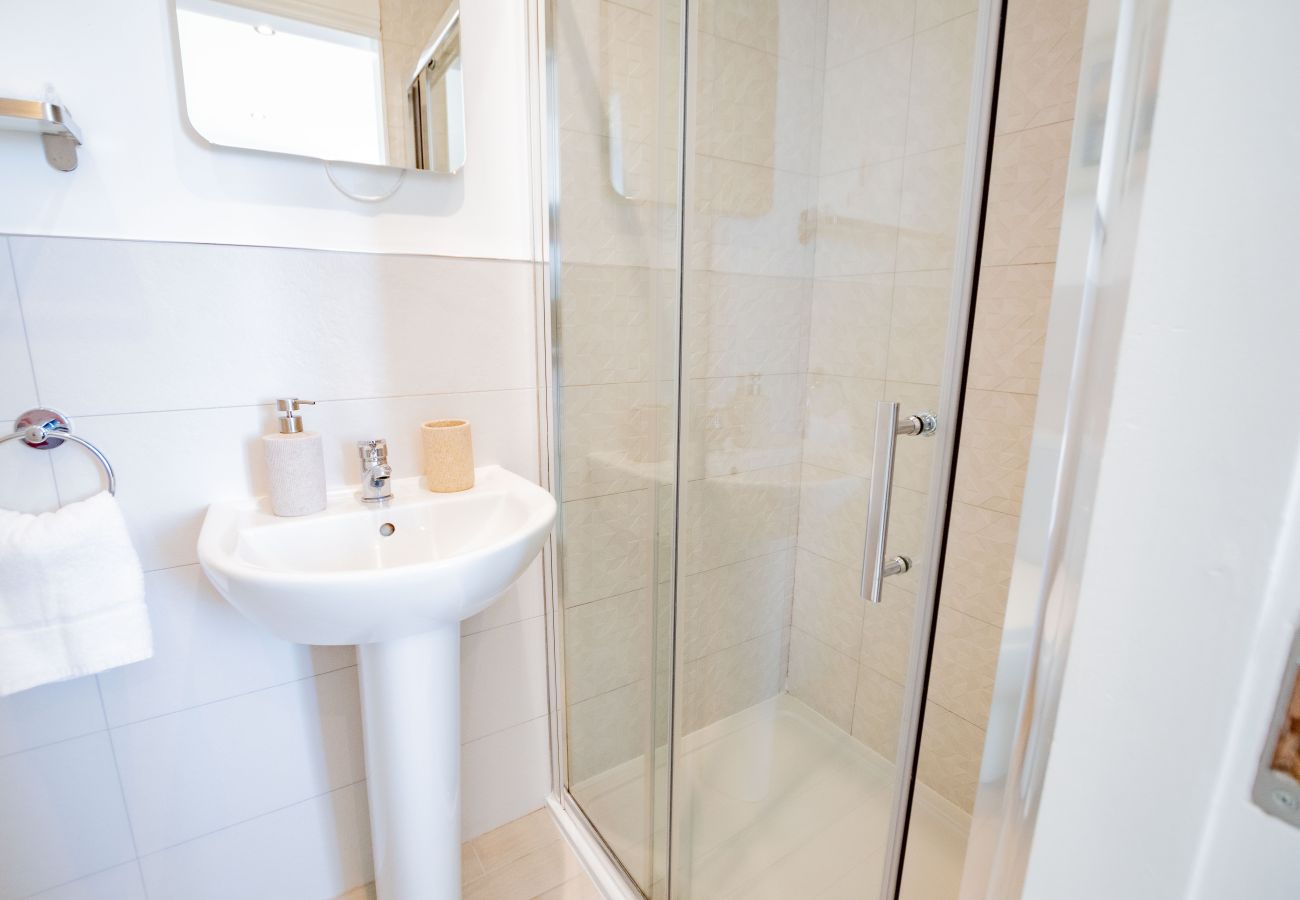 Apartment in Galway City - Stylish Harbour View Apartment in a Private Building. Family Friendly