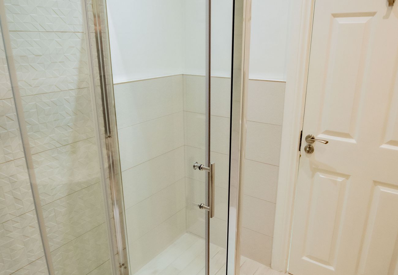 Apartment in Galway City - Stylish Harbour View Apartment in a Private Building. Family Friendly