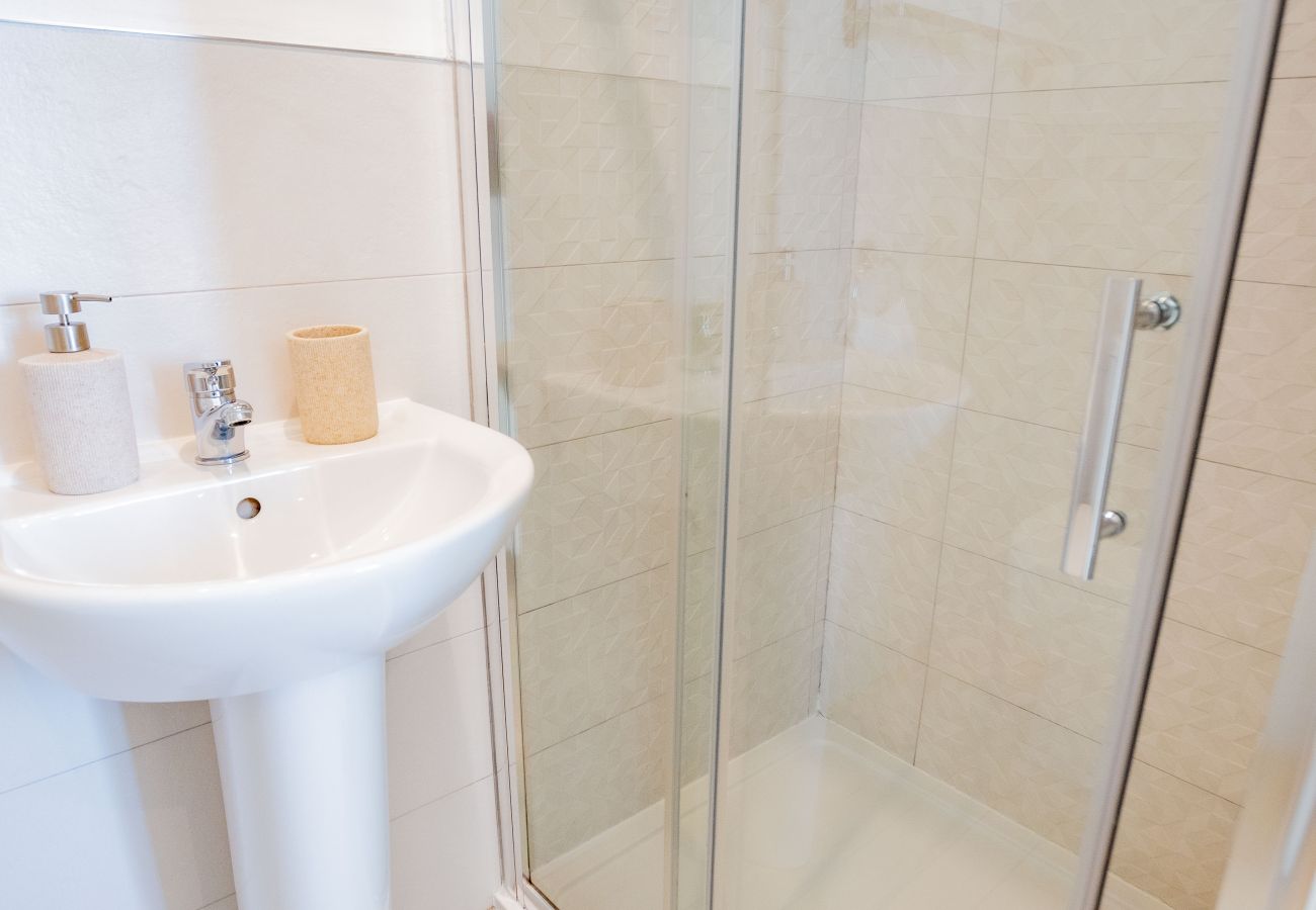 Apartment in Galway City - Stylish Harbour View Apartment in a Private Building. Family Friendly