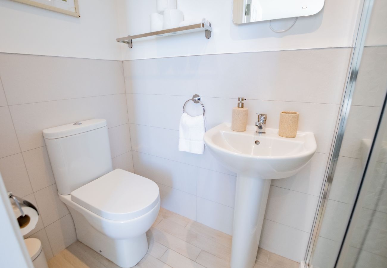 Apartment in Galway City - Stylish Harbour View Apartment in a Private Building. Family Friendly