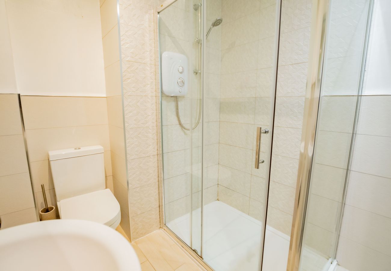 Apartment in Galway City - Stylish Harbour View Apartment in a Private Building. Family Friendly