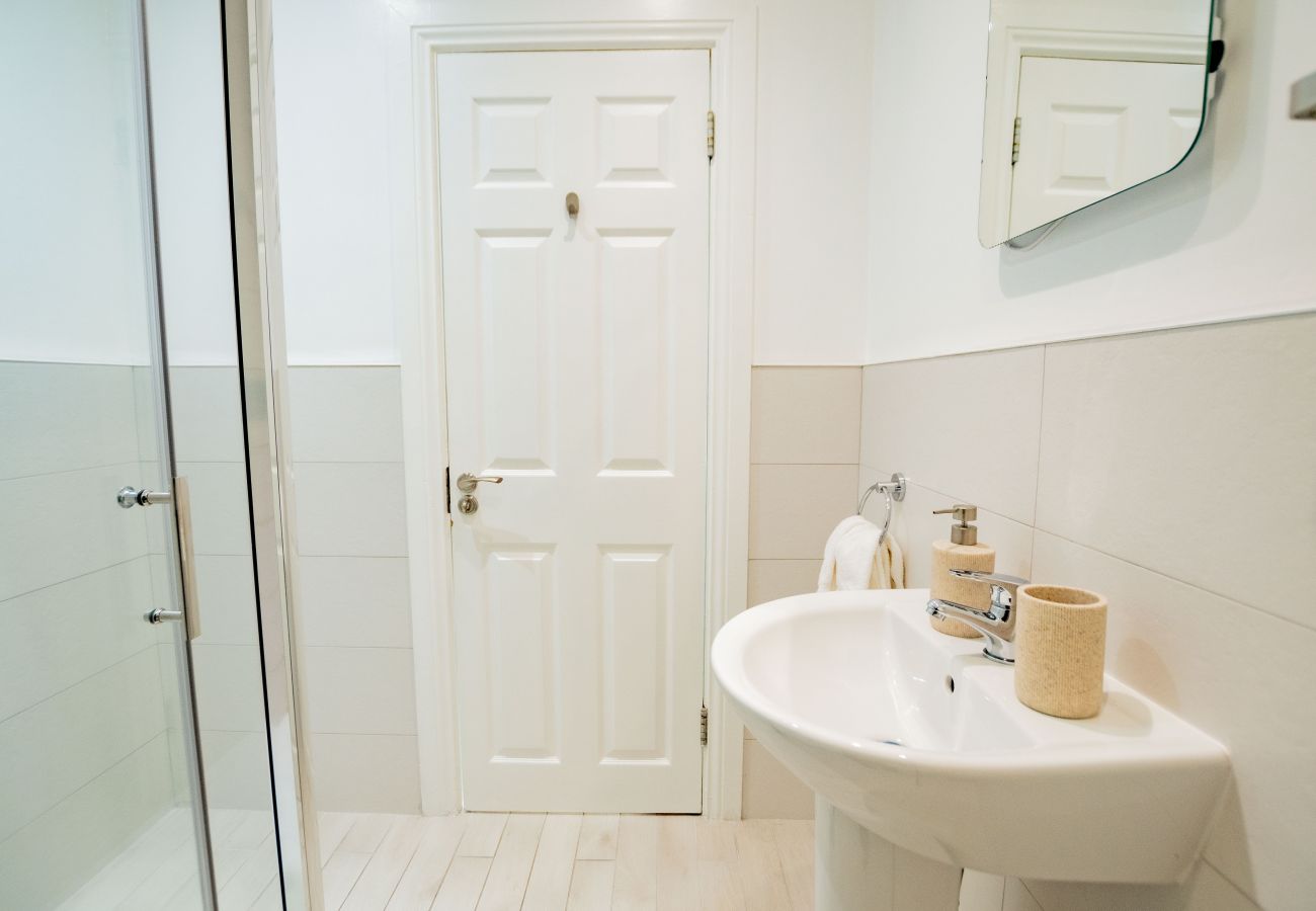 Apartment in Galway City - Stylish Harbour View Apartment in a Private Building. Family Friendly