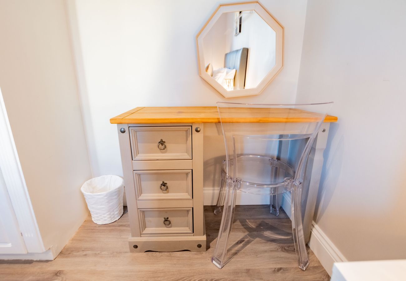 Apartment in Galway City - Stylish Harbour View Apartment in a Private Building. Family Friendly