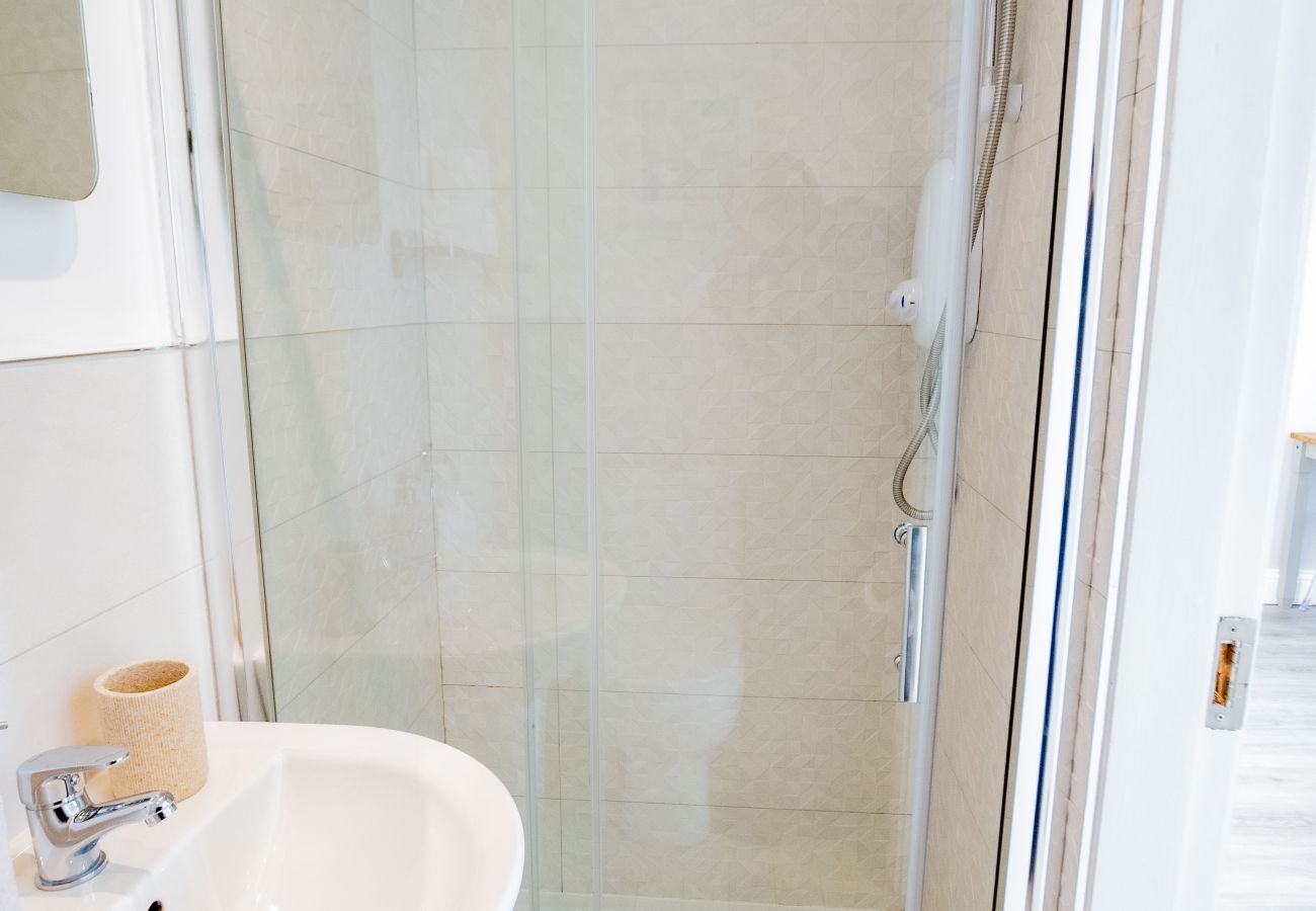 Apartment in Galway City - Stylish Harbour View Apartment in a Private Building. Family Friendly