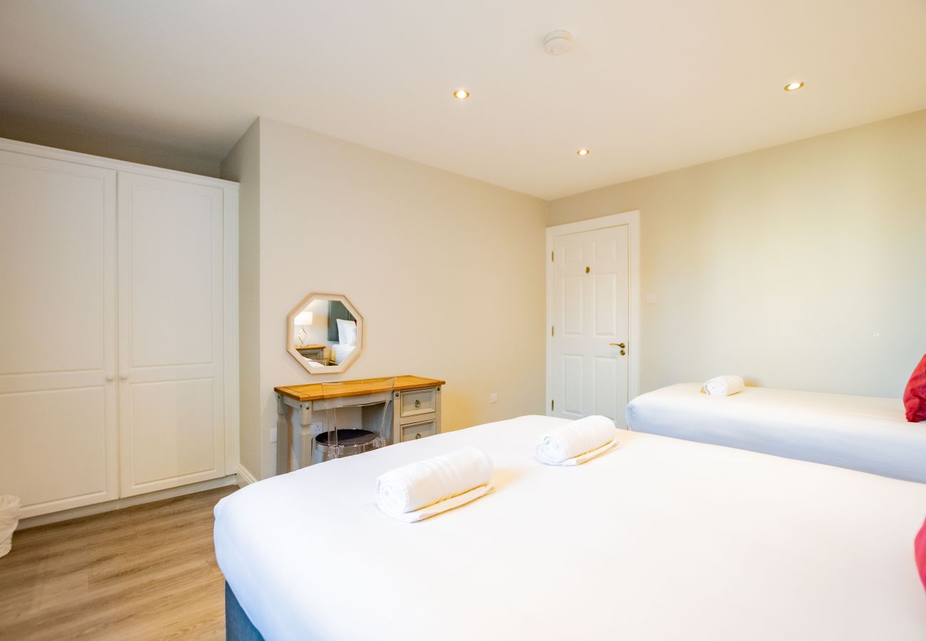 Apartment in Galway City - Stylish Harbour View Apartment in a Private Building. Family Friendly