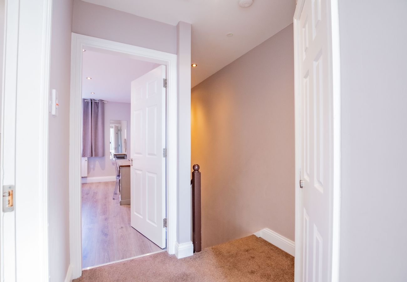 Apartment in Galway City - Stylish Harbour View Apartment in a Private Building. Family Friendly
