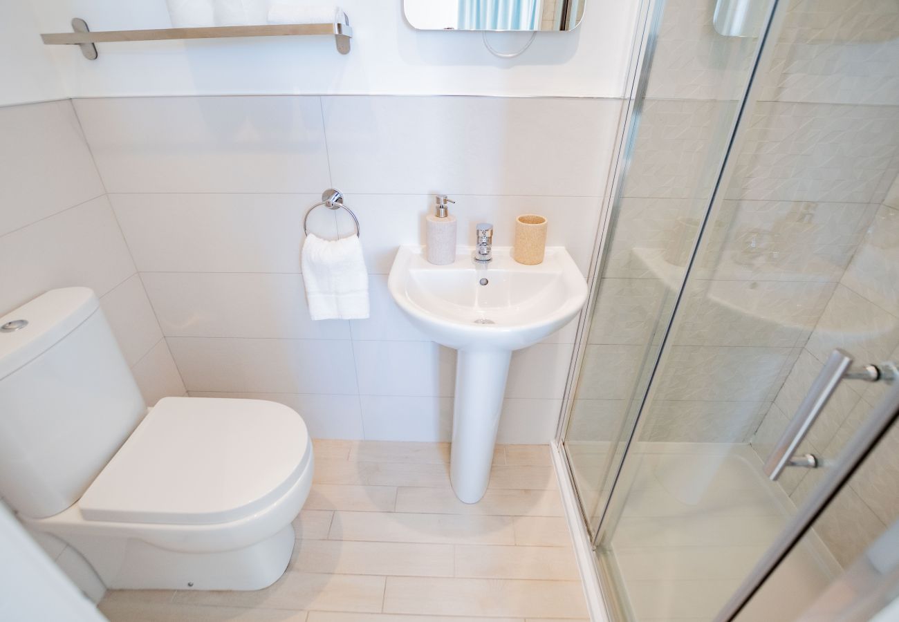 Apartment in Galway City - Stylish Harbour View Apartment in a Private Building. Family Friendly