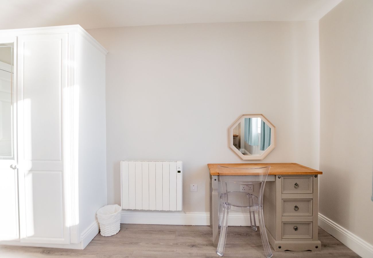 Apartment in Galway City - Stylish Harbour View Apartment in a Private Building. Family Friendly