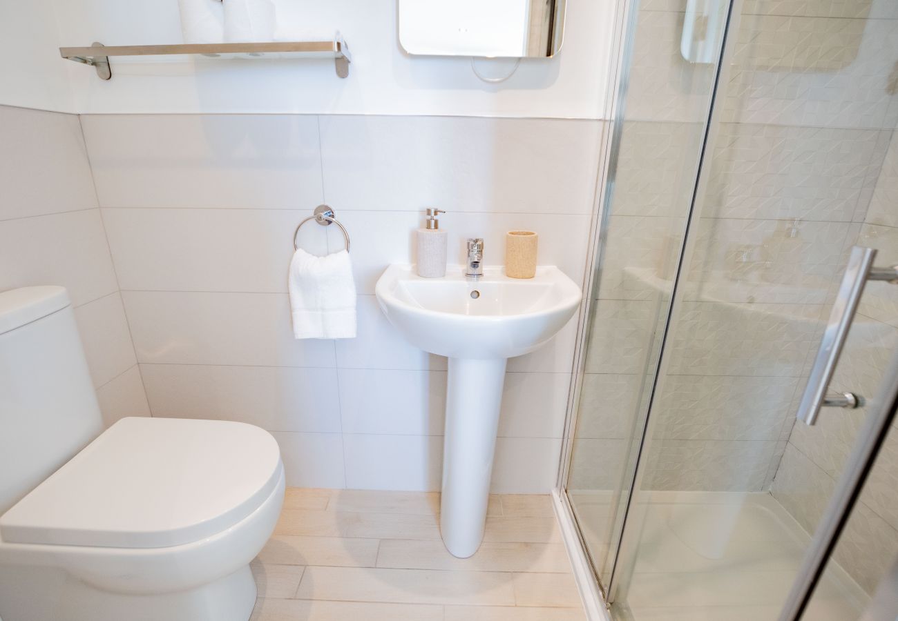 Apartment in Galway City - Stylish Harbour View Apartment in a Private Building. Family Friendly