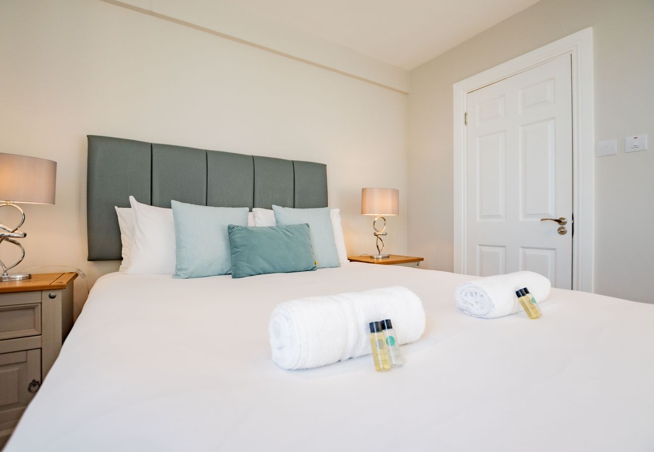 Apartment in Galway City - Stylish Harbour View Apartment in a Private Building. Family Friendly