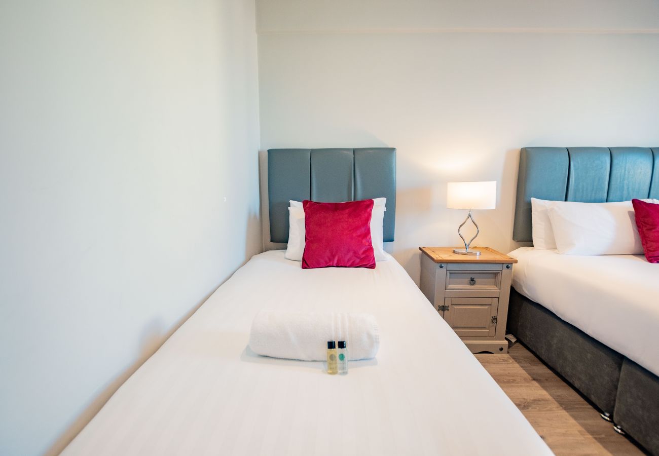 Apartment in Galway City - Stylish Harbour View Apartment in a Private Building. Family Friendly