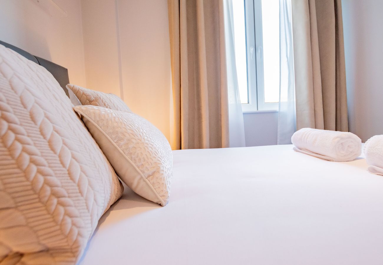 Apartment in Galway City - Stylish Harbour View Apartment in a Private Building. Family Friendly