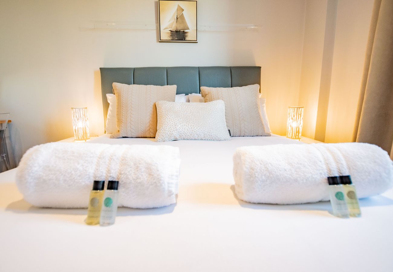 Apartment in Galway City - Stylish Harbour View Apartment in a Private Building. Family Friendly