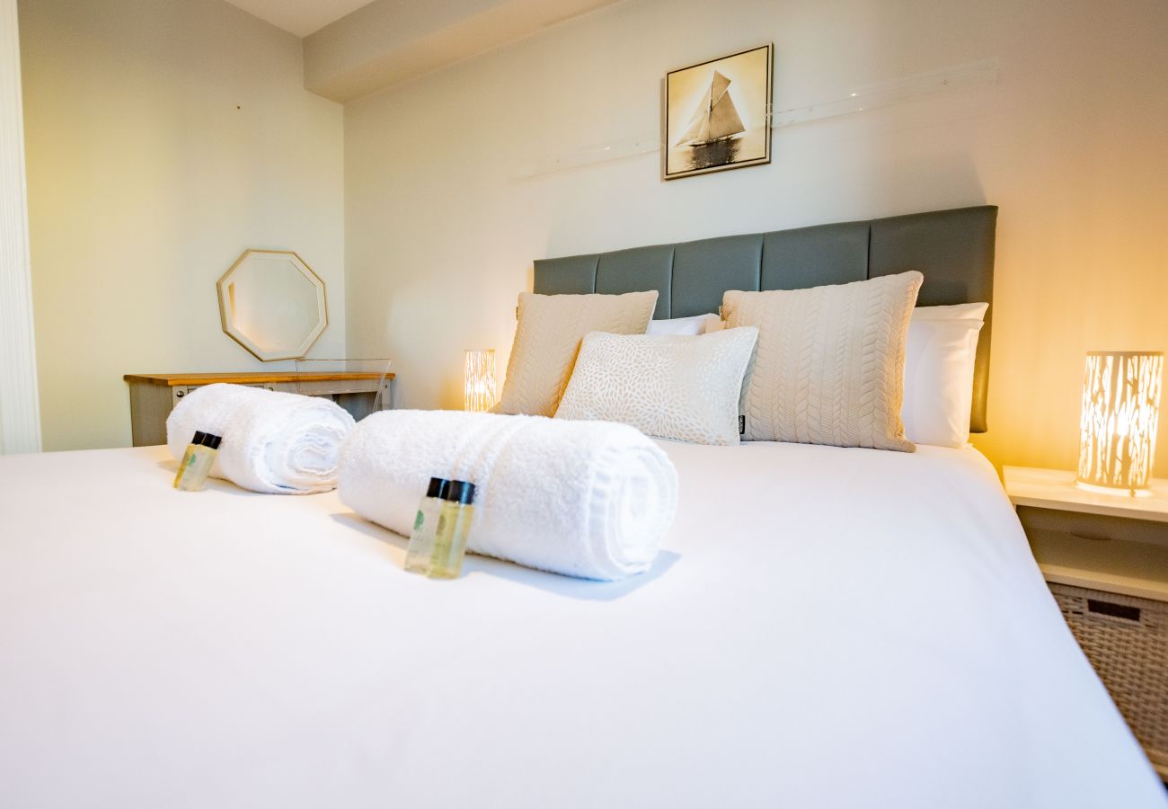 Apartment in Galway City - Stylish Harbour View Apartment in a Private Building. Family Friendly