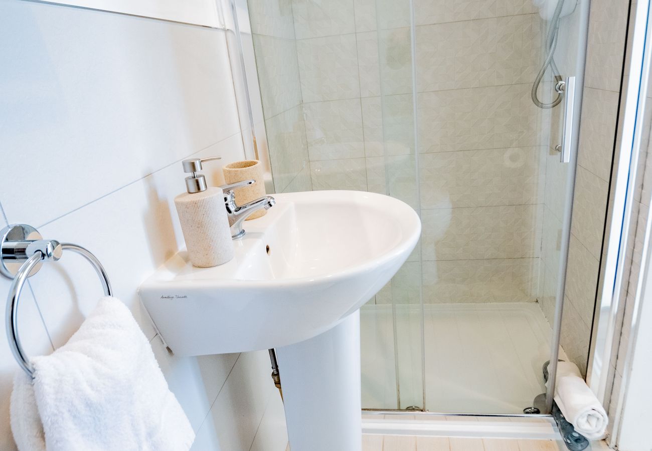Apartment in Galway City - Stylish Harbour View Apartment in a Private Building. Family Friendly