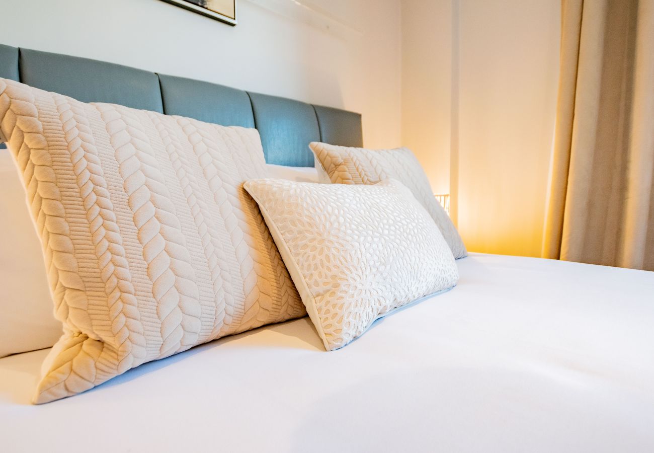 Apartment in Galway City - Stylish Harbour View Apartment in a Private Building. Family Friendly