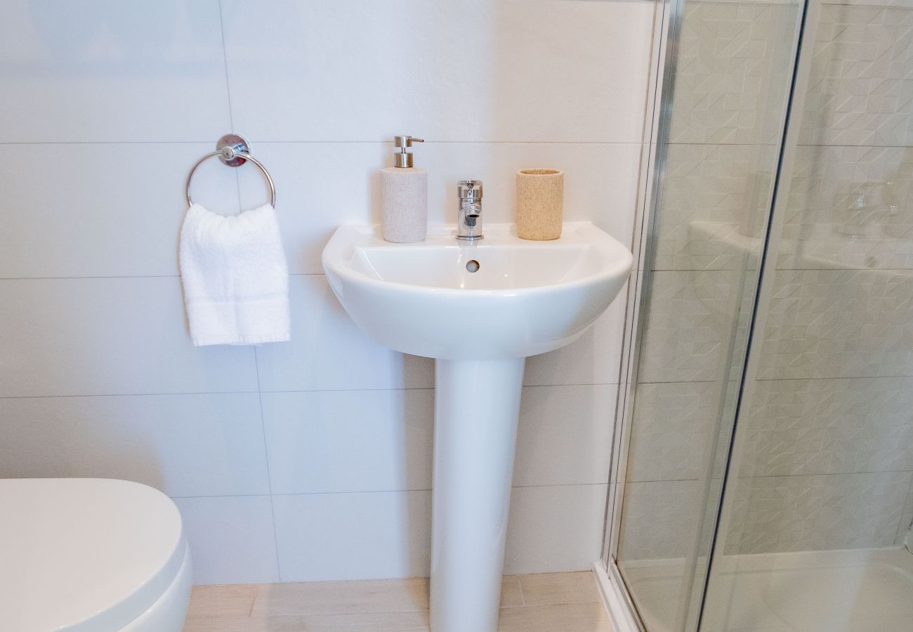 Apartment in Galway City - Stylish Harbour View Apartment in a Private Building. Family Friendly