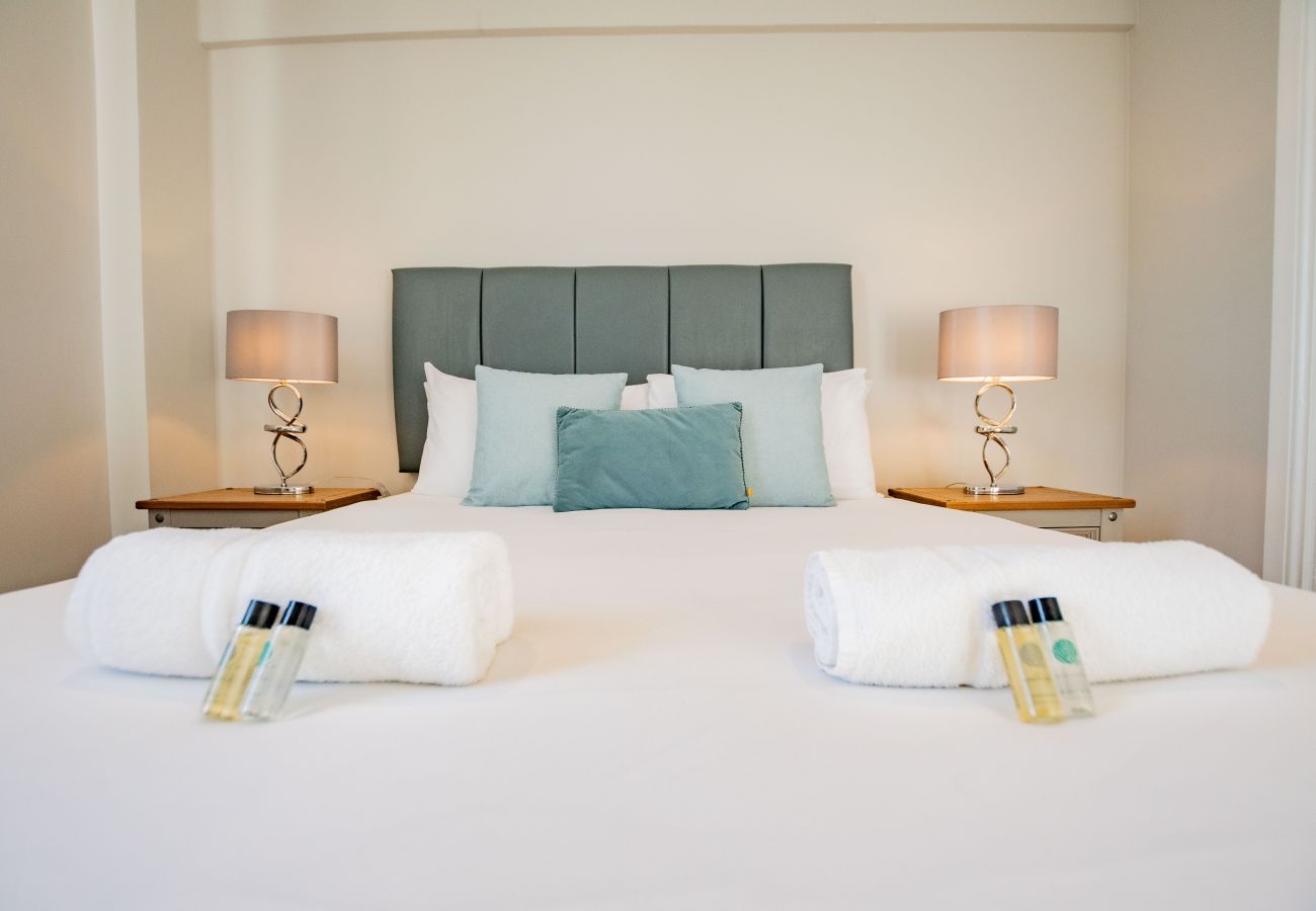 Apartment in Galway City - Stylish Harbour View Apartment in a Private Building. Family Friendly