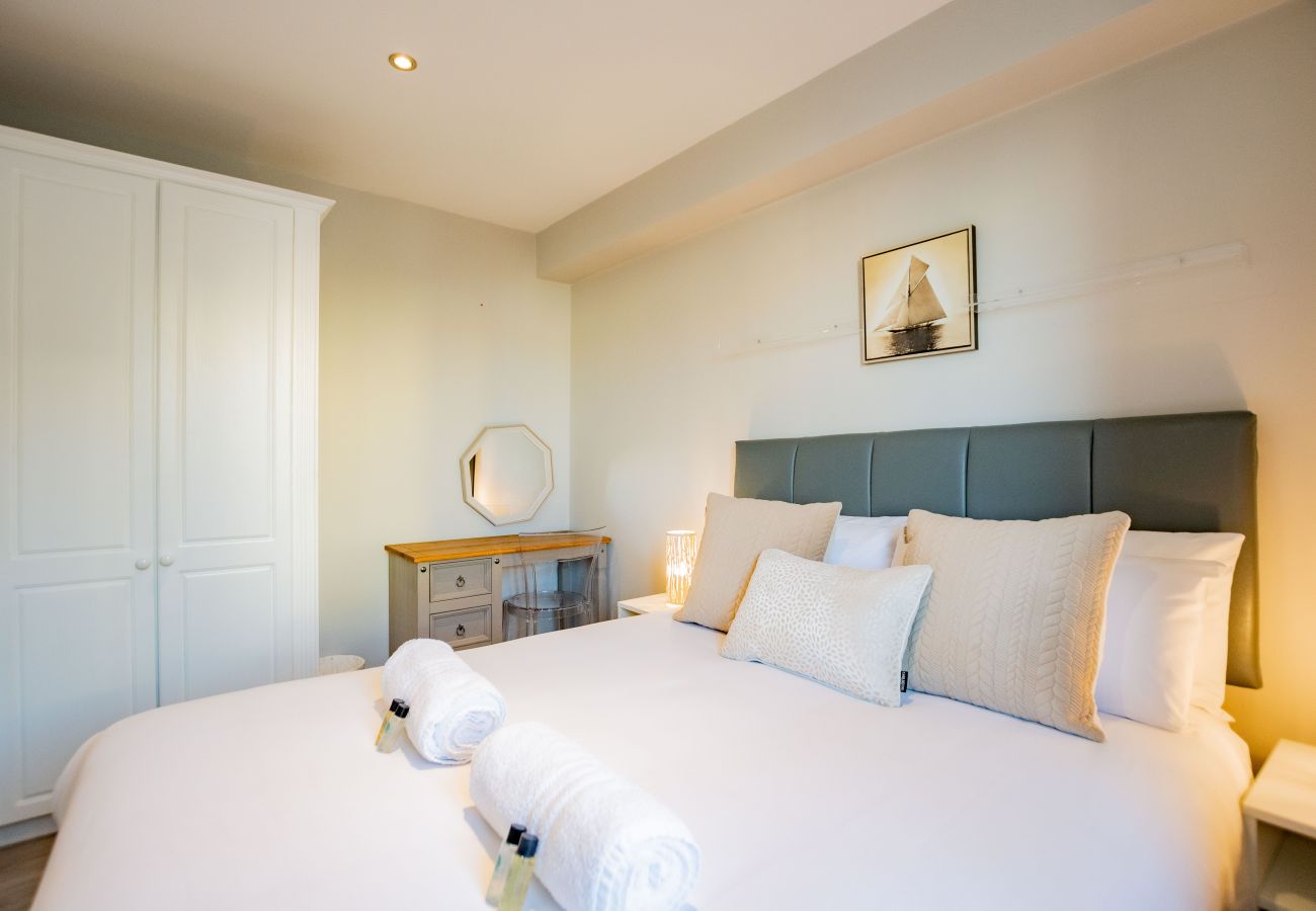 Apartment in Galway City - Stylish Harbour View Apartment in a Private Building. Family Friendly