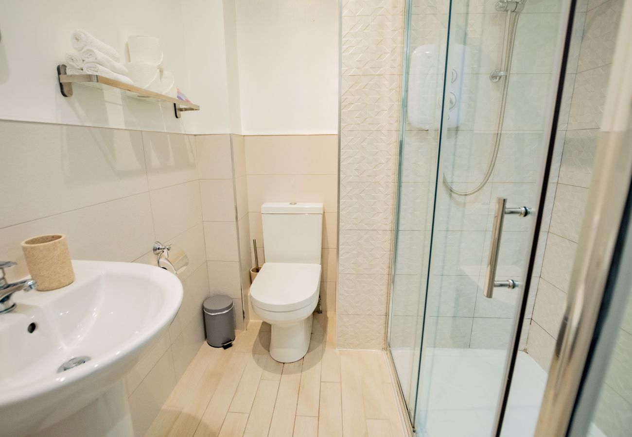 Apartment in Galway City - Stylish Harbour View Apartment in a Private Building. Family Friendly