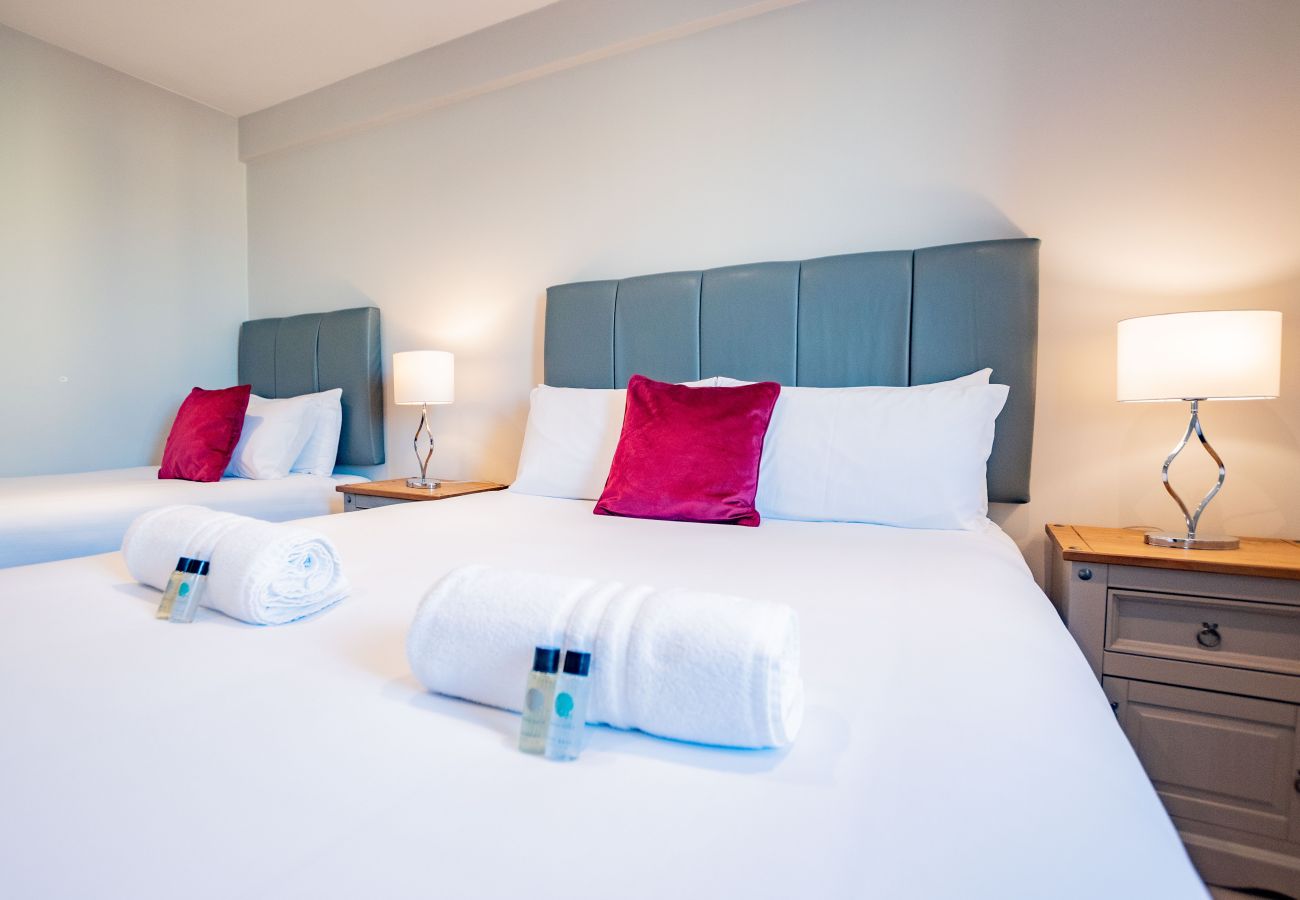 Apartment in Galway City - Stylish Harbour View Apartment in a Private Building. Family Friendly