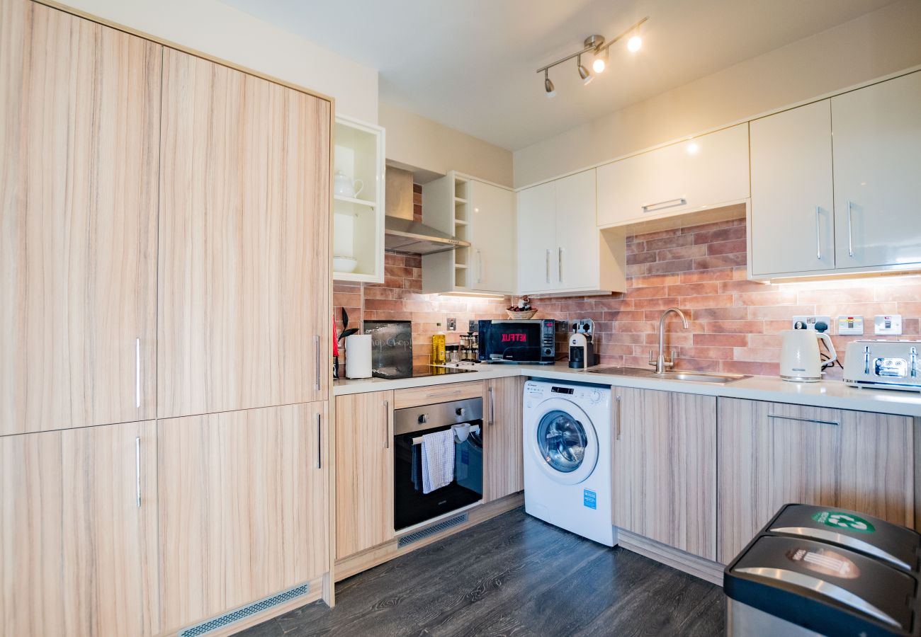 Apartment in Galway City - Stylish Harbour View Apartment in a Private Building. Family Friendly