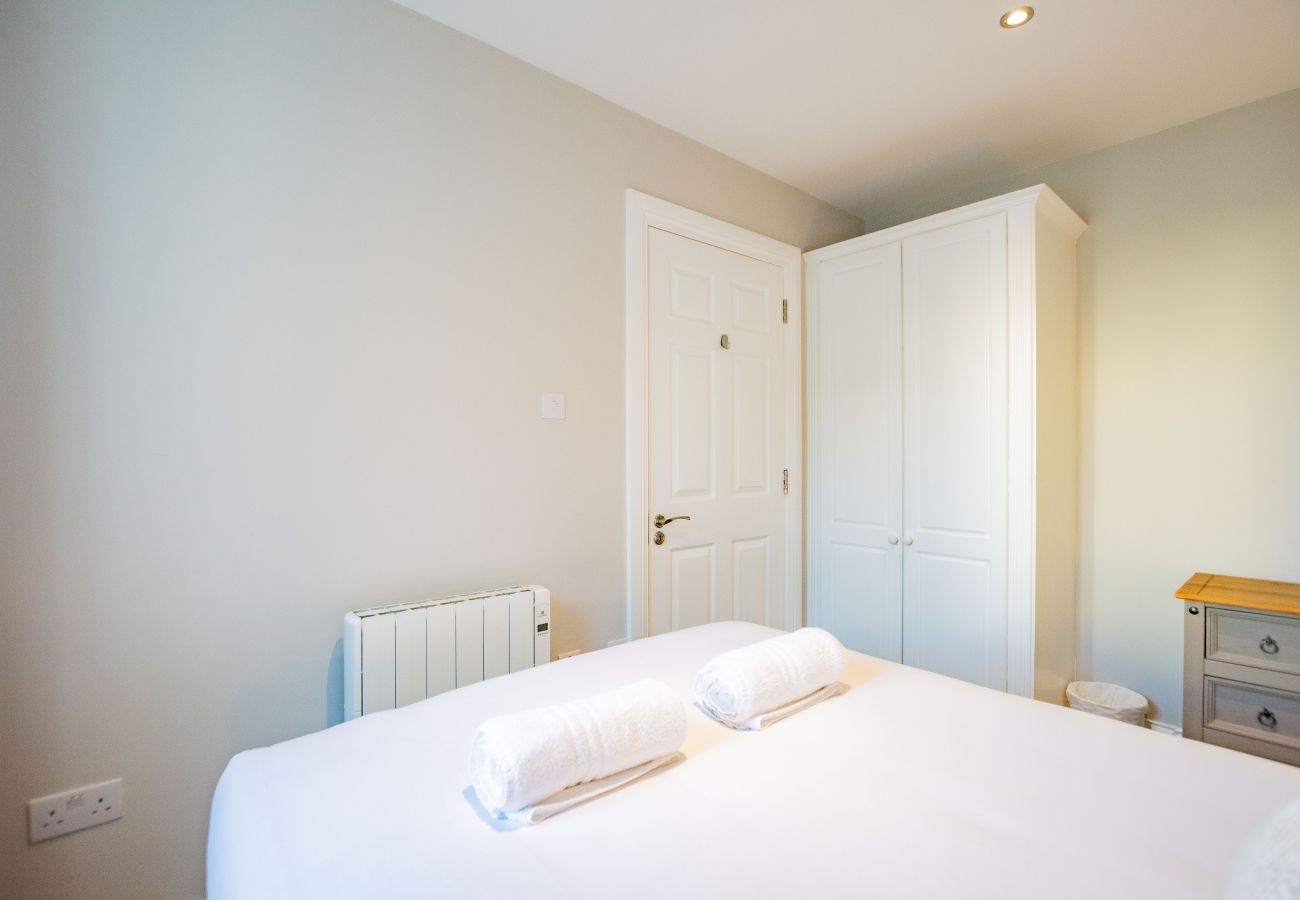 Apartment in Galway City - Stylish Harbour View Apartment in a Private Building. Family Friendly