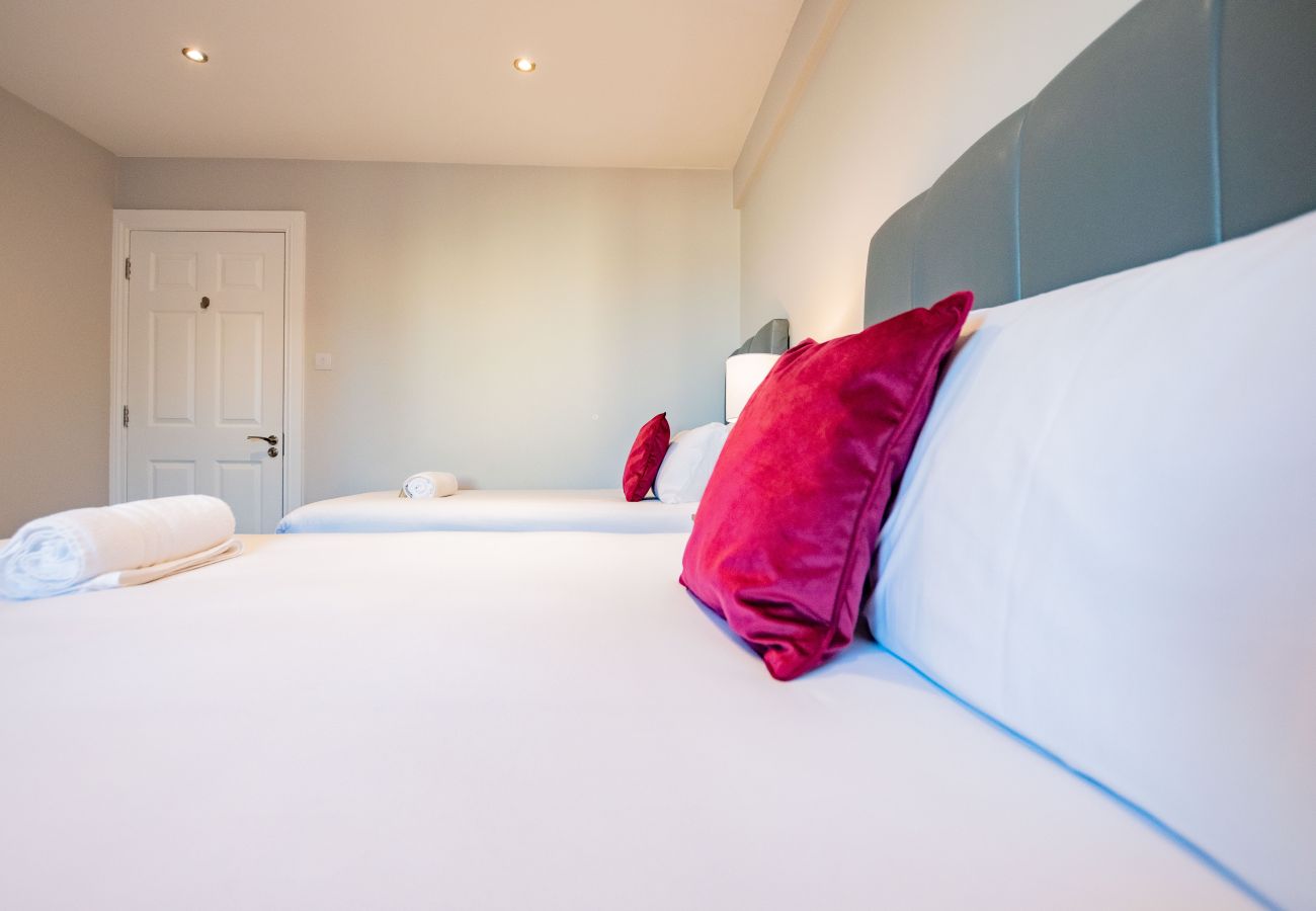 Apartment in Galway City - Stylish Harbour View Apartment in a Private Building. Family Friendly