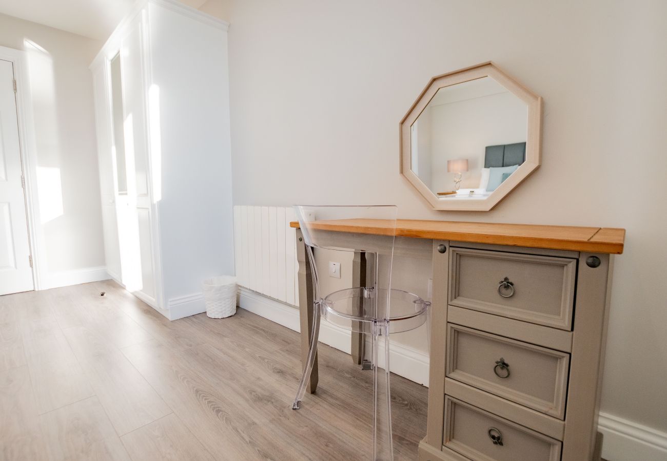 Apartment in Galway City - Stylish Harbour View Apartment in a Private Building. Family Friendly
