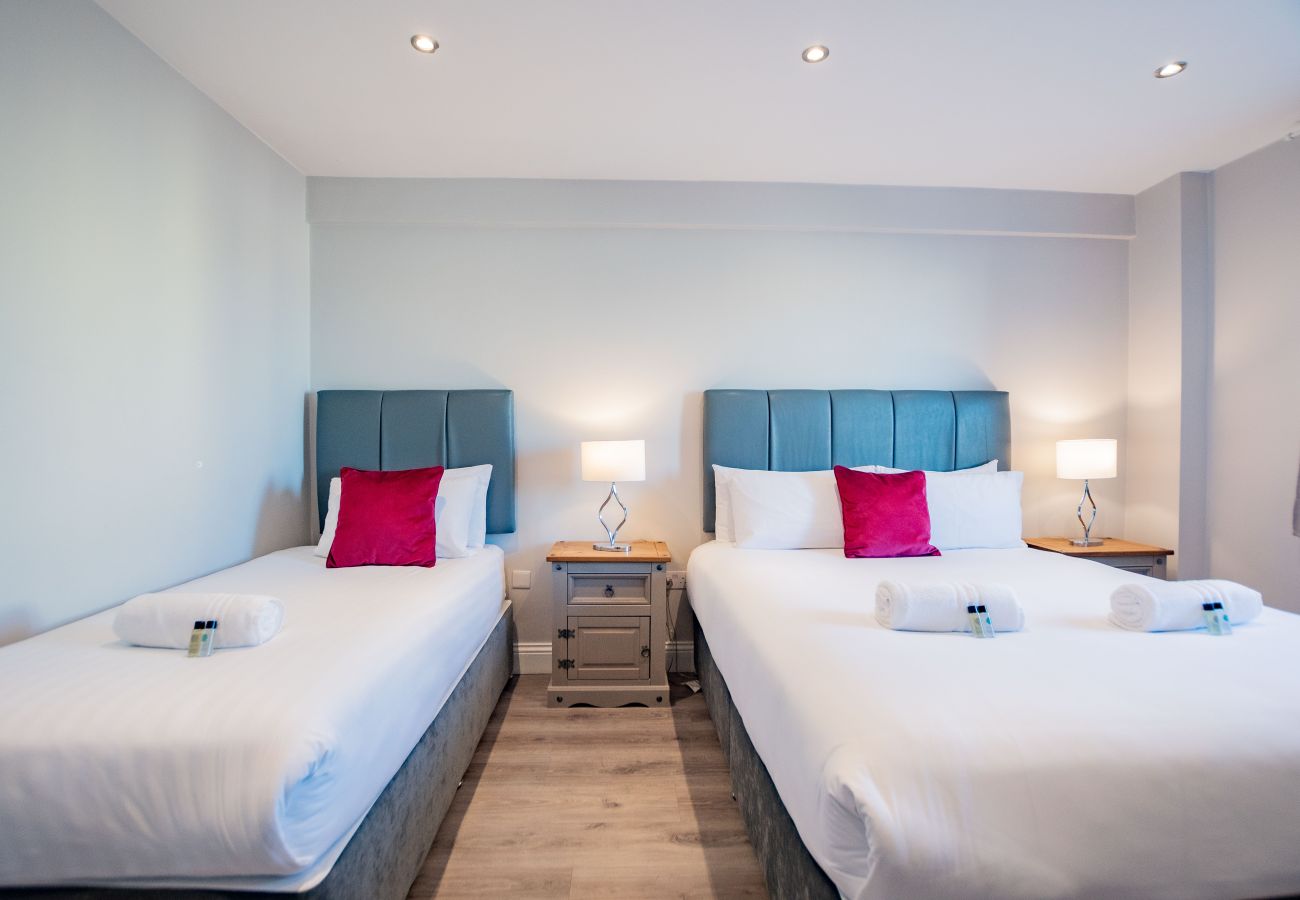 Apartment in Galway City - Stylish Harbour View Apartment in a Private Building. Family Friendly