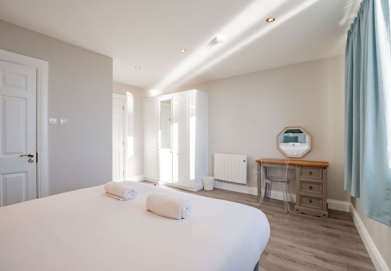 Apartment in Galway City - Stylish Harbour View Apartment in a Private Building. Family Friendly