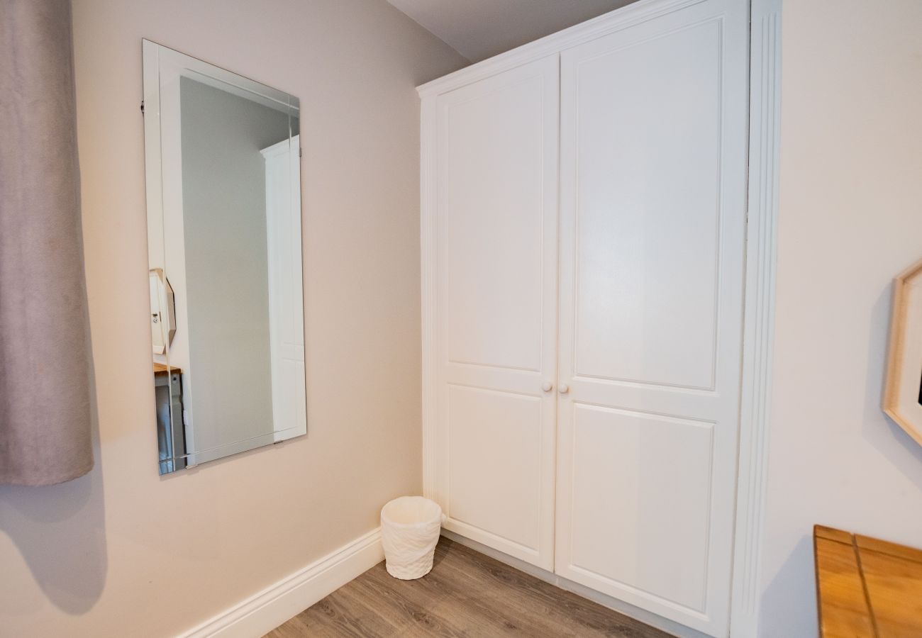 Apartment in Galway City - Stylish Harbour View Apartment in a Private Building. Family Friendly