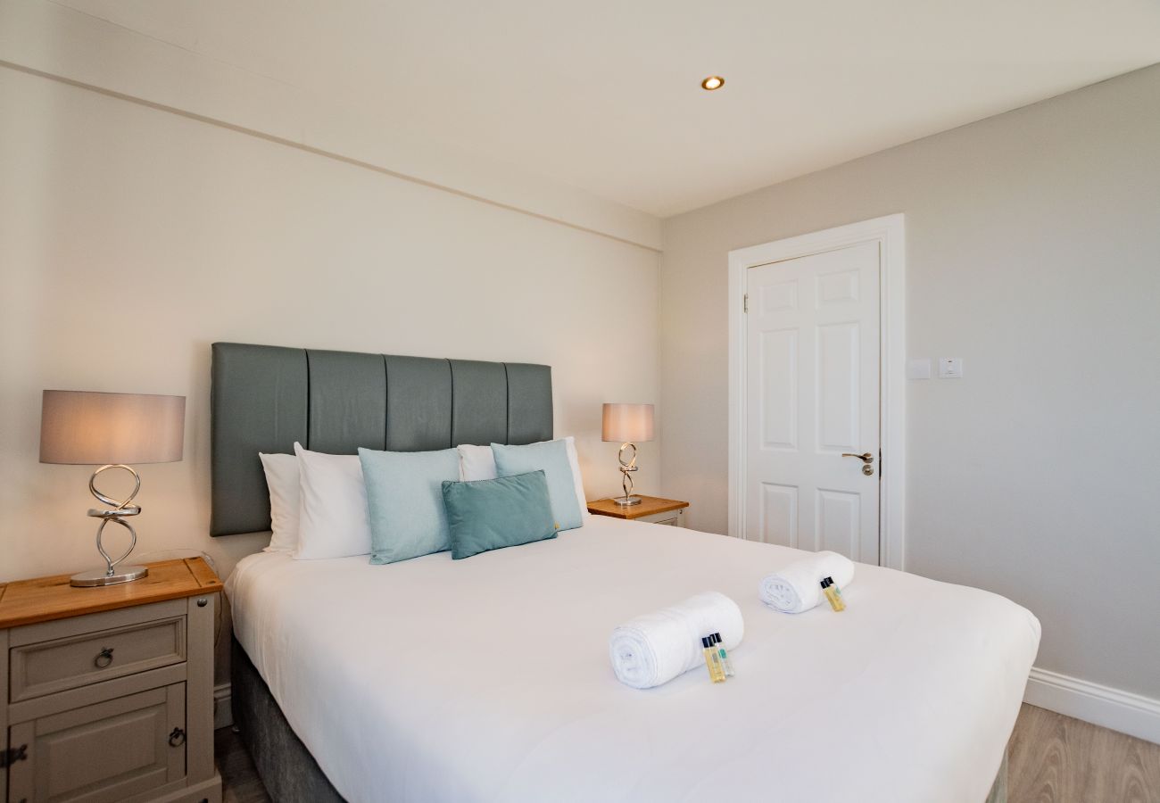 Apartment in Galway City - Stylish Harbour View Apartment in a Private Building. Family Friendly