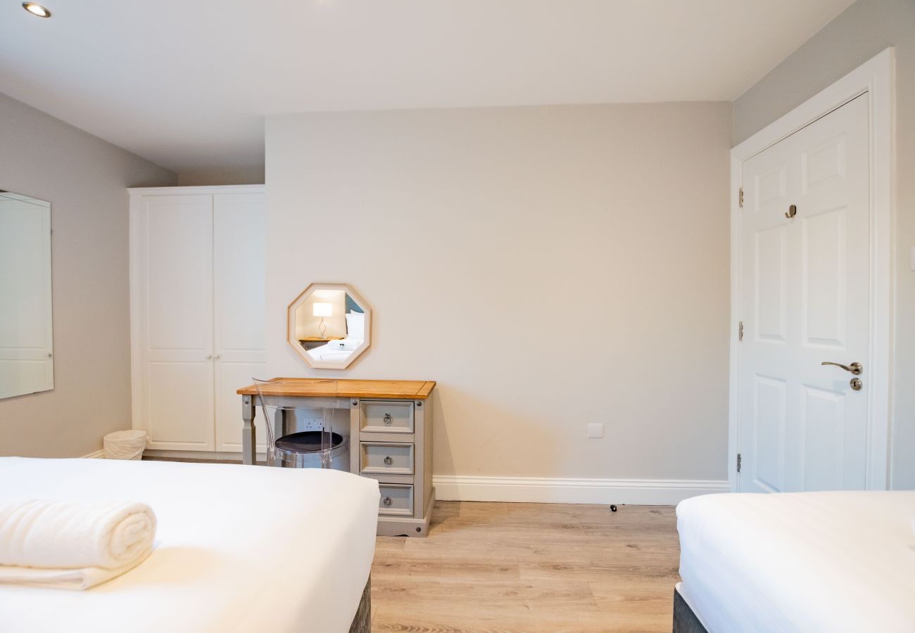 Apartment in Galway City - Stylish Harbour View Apartment in a Private Building. Family Friendly