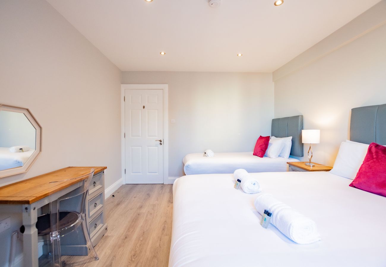 Apartment in Galway City - Stylish Harbour View Apartment in a Private Building. Family Friendly