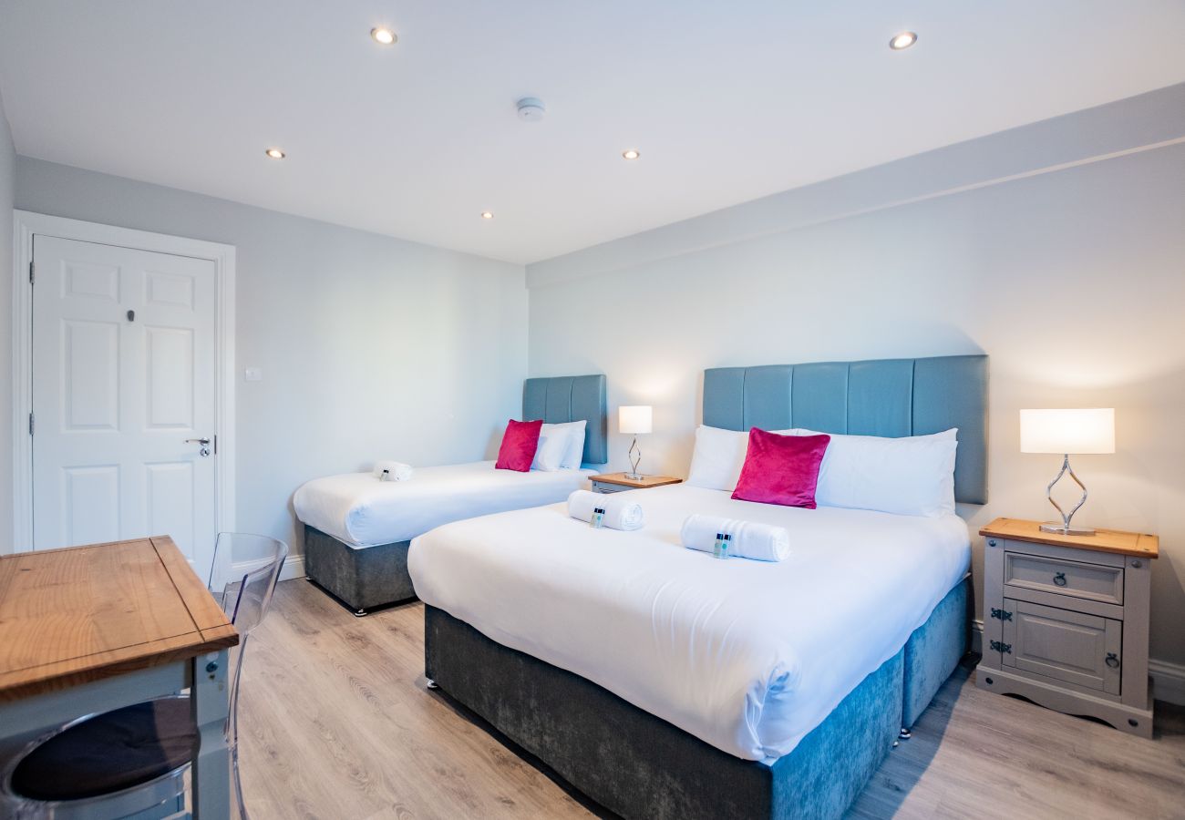 Apartment in Galway City - Stylish Harbour View Apartment in a Private Building. Family Friendly