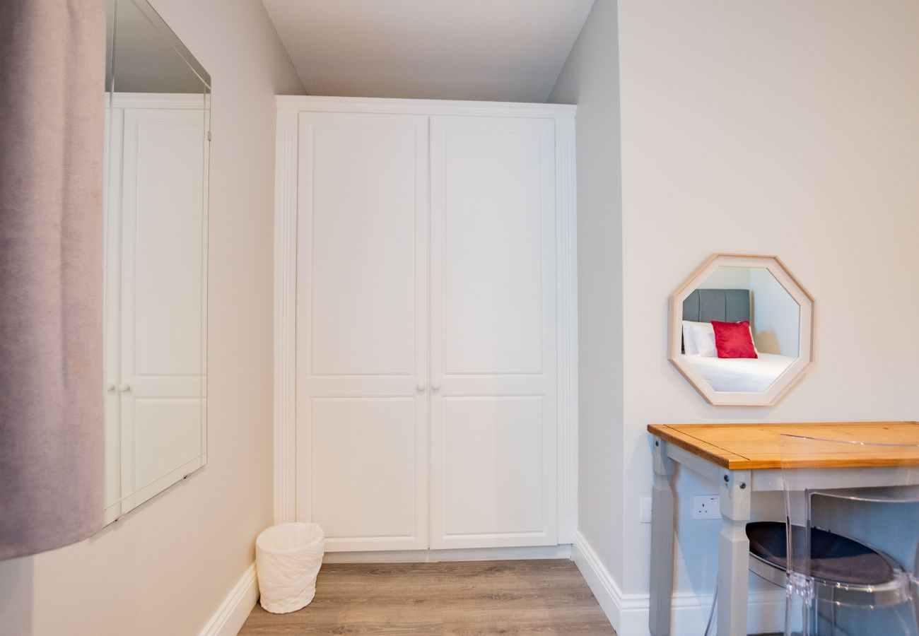 Apartment in Galway City - Stylish Harbour View Apartment in a Private Building. Family Friendly