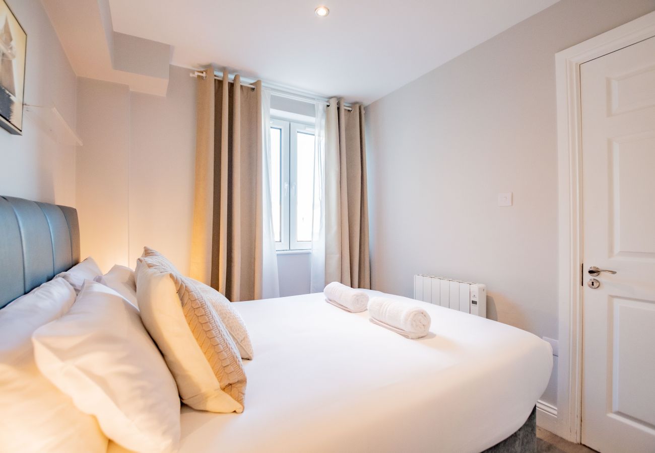 Apartment in Galway City - Stylish Harbour View Apartment in a Private Building. Family Friendly