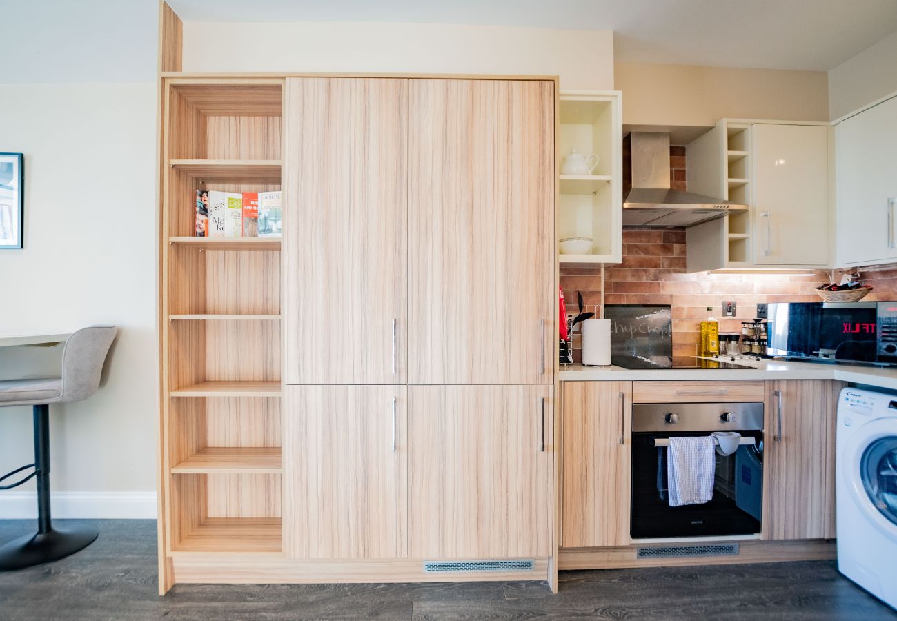 Apartment in Galway City - Stylish Harbour View Apartment in a Private Building. Family Friendly