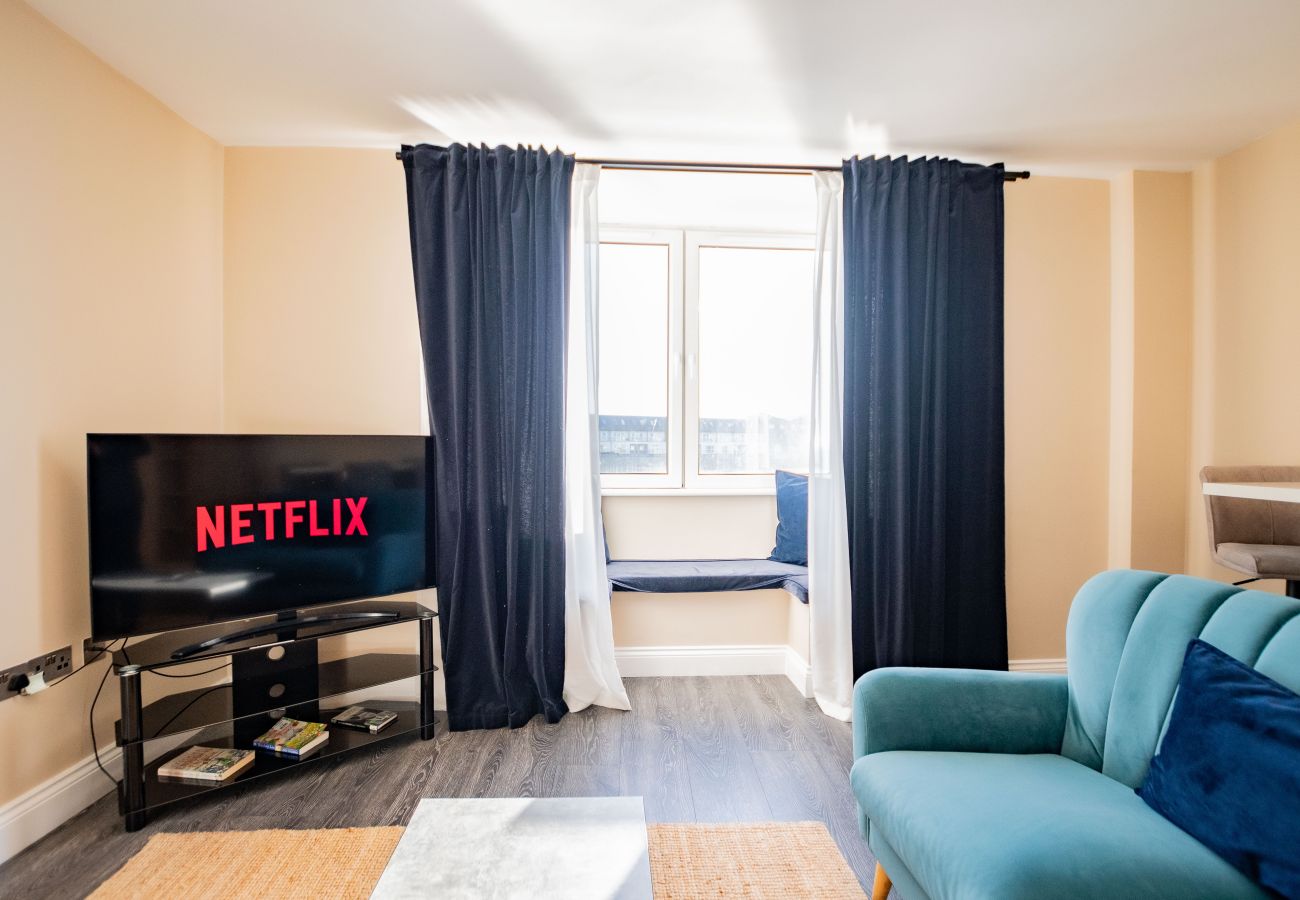 Apartment in Galway City - Stylish Harbour View Apartment in a Private Building. Family Friendly