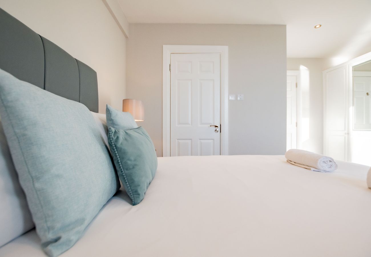 Apartment in Galway City - Stylish Harbour View Apartment in a Private Building. Family Friendly